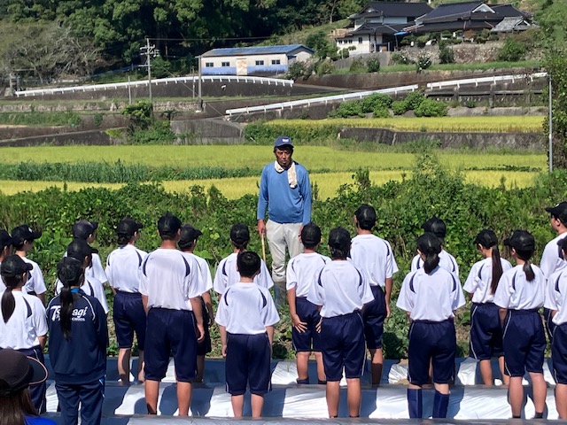 秋のみかん山に春の香り！？異例の狂い咲きと、伝統を継ぐ汗まみれの2日間